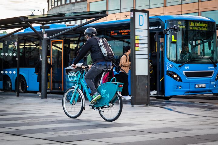Västtrafik testar en ny tjänst som ska göra det enklare att kombinera kollektivtrafiken med delade cyklar och elsparkcyklar. Foto: Eddie Löthman