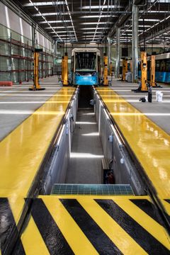 Den nya depån är 100 000 kvadratmeter stor och rymmer 71 spårvagnar. Foto: Eddie Löthman