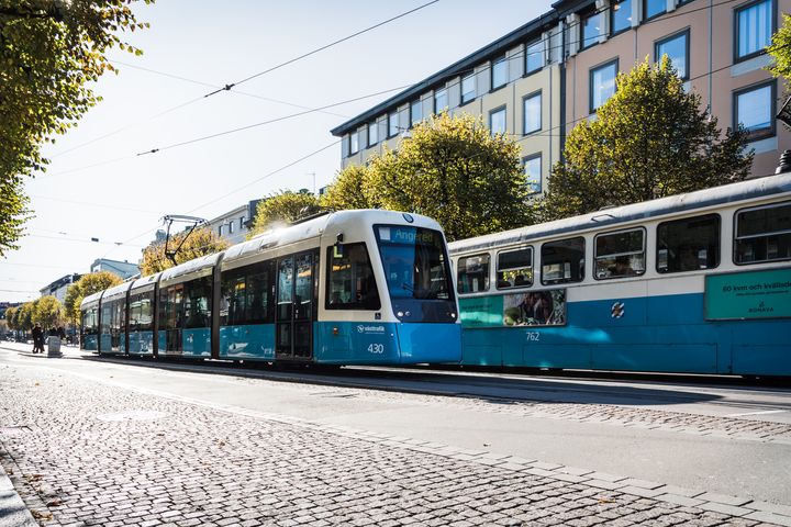 Spårvagnar korsar varandra på Östra Hamngatan i Göteborg