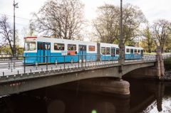 Spårvagn M31 kör över Vasabron i Göteborg