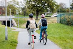 På egna ben är en utmaning där barn väljer bort korta bilresor till skolan och istället cyklar, går eller åker kollektivt.