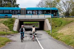 På egna ben är en utmaning där barn väljer bort korta bilresor till skolan och istället cyklar, går eller åker kollektivt.