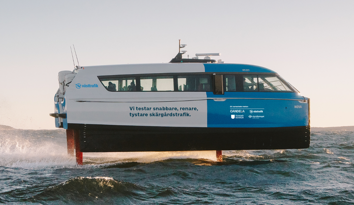 Bärplansbåten svävar fram över vattenytan.