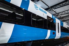 Västtrafiks nya tåg X80 sett från sidan. Blå och vit design.