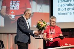 Lars Jönsson, HRF Ljungby, tar emot priset Årets HRF-inspiratörer vid Hörselskadades Riksförbunds kongress i helen.