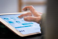 Hörseltestaren är ett digitalt självtest från Hörselskadades Riksförbund (HRF).