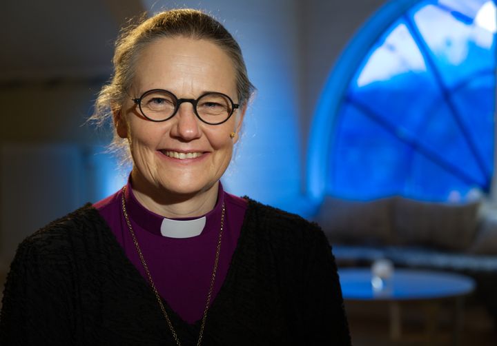 Biskop Karin Johannesson leder helgsmålsbönen den 10 februari