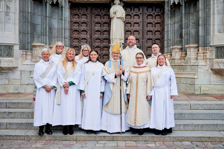 Biskop Karin Johannesson tillsammans med de nyvigda prästerna och diakonerna i Uppsala stift utanför domkyrkan i Uppsala.