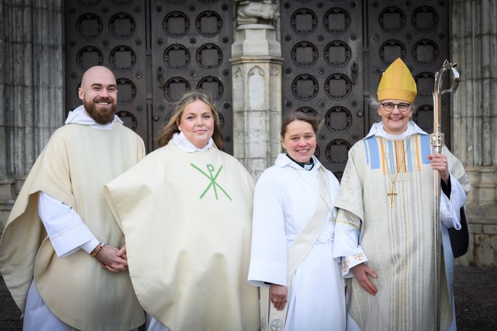 Nils Wik, pastorsadjunkt i Enköpings församling, Izabella Ivekrans, pastorsadjunkt i Gävle församling, Anne Hurmarinta, diakon i Roslagens västra pastorat och biskop Karin Johannesson.