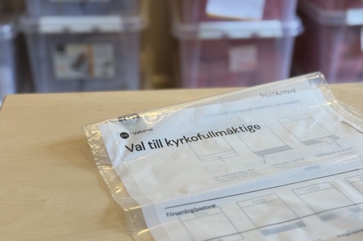 Röstsedlarna för respektive val samlas i varsin plastpåse vid röstlokalerna och transporteras sedan till stiftets lokaler där de kontrollräknas.