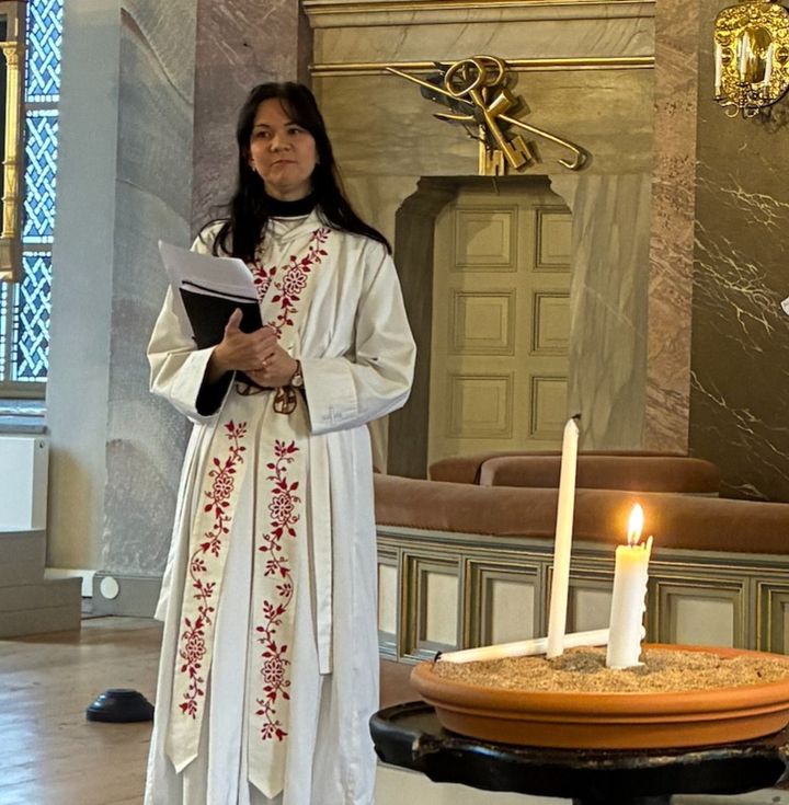 Edit Åkerlund Vallingstam mottagen som kyrkoherde under en mässa i Enångers kyrka.