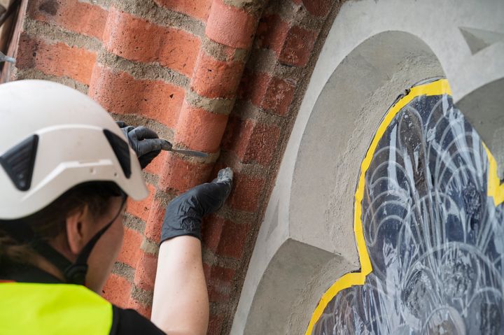 Renovering och översyn av fasaden på Uppsala domkyrka.
