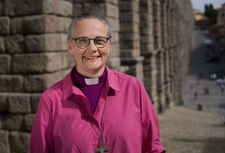 Biskop Karin Johannesson vid akvedukten i Segovia. Foto: Johannes Söderberg SVT
