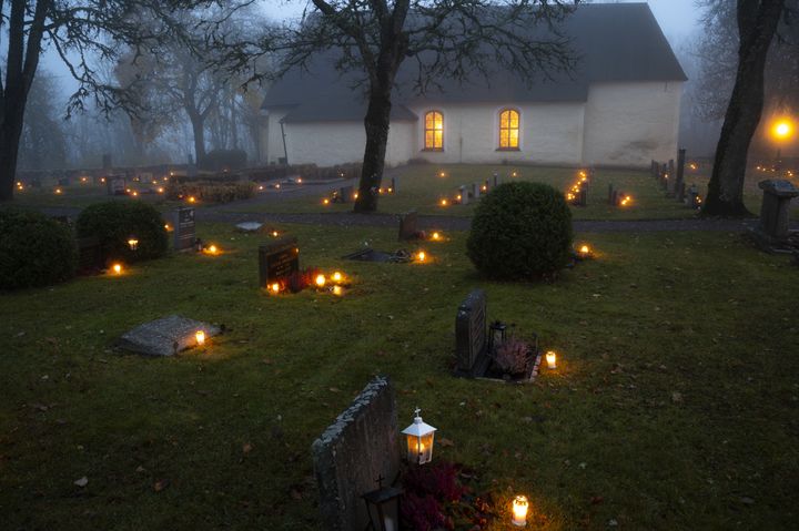 Kyrkogård i Lagunda församling under allhelgonahelgen.