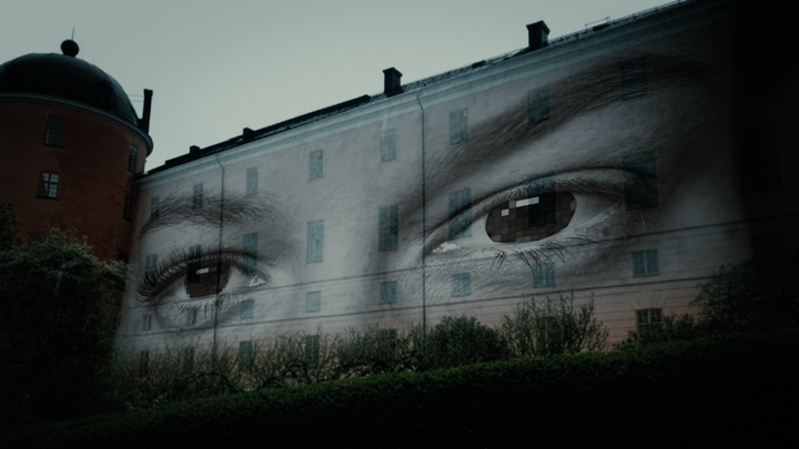 Konstverket All Eyes av Peder Bjurman och Johannes Ferm Winkler projiceras på Uppsala slott och UKK 20-21 oktober under festivalen Otherworldly