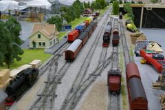 En detaljerad modelljärnväg med växlar och tåg visas på UKK under sportlovet. Foto: Upplands Modelljernvägsförening