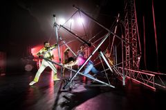 Ensemblen kämpar med och mot strukturerna i Cirkus Cirkörs föreställning "Tipping Point". Foto: Håkan Larsson