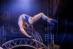 Kontortionisten Kalle Pikkuharju från Finland bjuder på en rad omöjliga poser i Cirkus Cirkörs nya föreställning "Tipping Point". Se honom på UKK 26-27 mars. Foto: Håkan Larsson