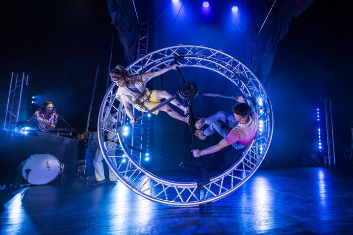 Sébastien Klink och Morgane Stäheli i Cirkus Cirkörs föreställning "Tipping Point". Foto: Håkan Larsson