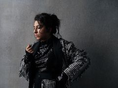 Arooj Aftab är en pakistansk sångerska, musiker och producent baserad i Brooklyn. 13 augusti spelar hon i Uppsala för första gången. Hon vann en amerikansk Grammy 2022 för låten "Mohabbat" från hyllade debuten "Vulture Prince". Foto: Ebru Yildiz