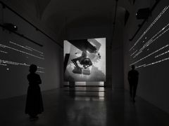 Digitala konststudion fuse* från Italien visar "Onirica ()" under årets Otherworldly. I det uppmärksammade rumsliga verket gestaltas tiotusentals drömmar i ord och bild på stora projektioner som genereras av AI och algoritmer. Foto: Ugo Carmeni
