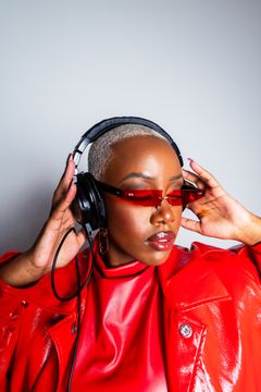 DJ LvLV från Uppsala syns ofta på klubben Urban Vybez när hon inte turnerar Sverige runt och frälser landet med svängig afrobeats, amapiano och afropop. Foto: Pressbild