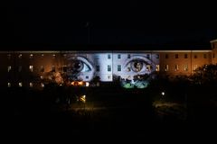 Konstverket "All Eyes" som visades på UKK:s och Uppsala slotts fasader under festivalen Otherworldly i oktober 2023 fick stor uppmärksamhet både av publik och i media. Foto: Johannes Ferm Winkler