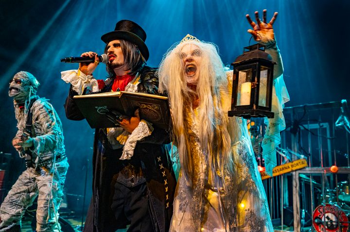 Mumiegitarristen Akhenaton den Allsmäktige, vampyrsångaren Valentin Von Törst och basisten Vita Frun i Skräckabinettets monsterrockshow som kommer till UKK 28 oktober. Foto: Tobias Annerfeldt