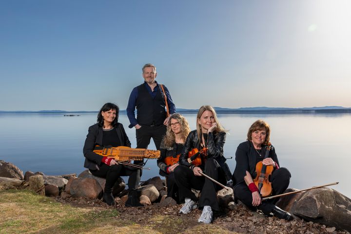 Cajsa Ekstav, Täpp Ida Almlöf, Erika Lindgren-Liljenstolpe och Verf Lena Egardt i Systerpolskan möter dragspelaren Fredrik Hangasjärvi på Oktoberstämman på UKK lördag 26 oktober. Foto: Pressbild