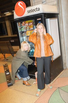 Artisterna Ellinor Brolin och Ellen Sundberg hyllar och tolkar Kjell Höglund under turnén "När tåget lämnar perrongen – i Kjell Höglunds spår", som avslutas på UKK 25 maj. Foto: Johan Rönnow