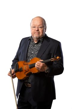 Folkäre folkmusikprofilen Kalle Moraeus kommer till UKK 5 april som konferencier för Folk och Världsmusikgalan. Foto: Pressbild