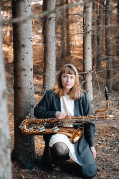 Alice Andersson är en ung saxofonist och scenkonstnär från Delsbo. Nu är hon aktuell som konferencier för Folk och Världsmusikgalan som kommer till Uppsala och UKK i april. Foto: Pressbild
