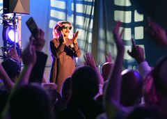 Den kurdisk-syriske technoartisten Omar Souleyman lockade många nya besökare till UKK i augusti 2024. Foto: Magnus Hörberg