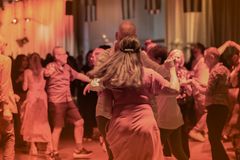 Dansant publik när kubanska Los Van Van gästade UKK i juni 2023. Foto: Anna Drvnik