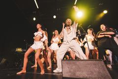 Salsadansaren och dansläraren Alex Trapaga leder en salsa animación, där publiken dansar med, på en tidigare salsakväll på UKK, i juni 2024. Foto: David West