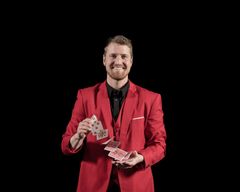 Multikonstnären Peter Åberg blandar allt från jonglering i världsklass och akrobatik till kortmagi och minnesekvilibrism. Julen 2025 är han aktuell som värd för UKK:s och Cirkus Cirkörs gemensamma föreställning. Foto: Pressbild