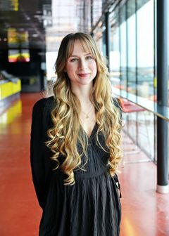 Beatrice Lindholm är projektledare på UKK:s programavdelning. Hon har en bakgrund som artist och producent med många gränsöverskridande scenkonstprojekt på meritlistan. Foto: Magnus Hörberg, UKK