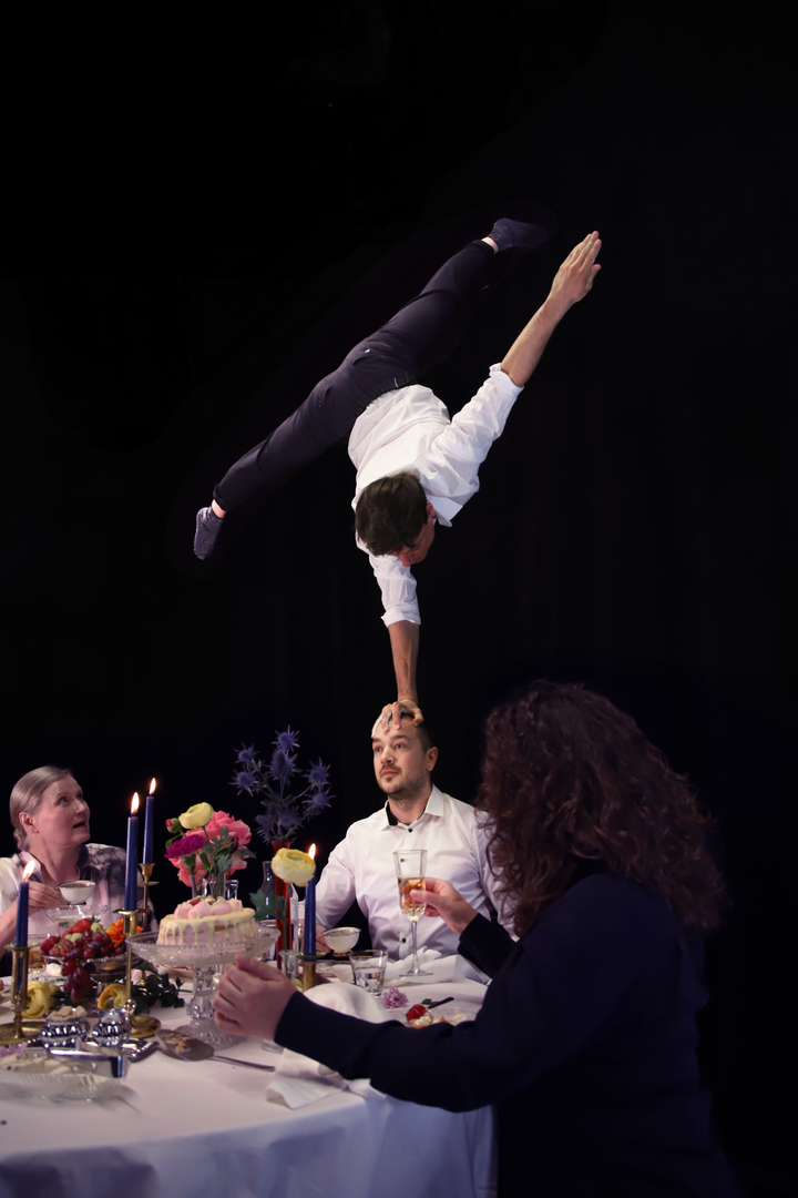 När Cirkus Cirkör och UKK bjuder in till julfest kan vad som helst hända! En handplockad internationell ensemble står för underhållningen när publiken har satt sig till bords. Foto: Cirkus Cirkör