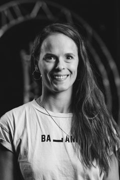 Saara Ahola är en av regissörerna för julens cirkusföreställning på UKK. Hon är kostymör, scenograf och cirkusartist specialiserad i luftakrobatik. Hon är också en del av Cirkus Cirkörs konstnärliga råd och konstnärlig ledare för Cirkör Event. Foto: Pressbild