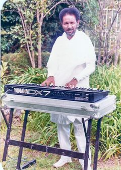 Räkna med djup, hypnotisk ethio-jazz på UKK den 27 oktober när legendaren Dawit Yifru och hans sex man starka band spelar på UKK. Foto: Pressbild