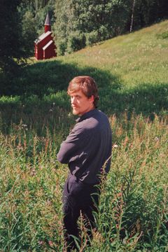 Med ”Episod i Vikens kapell på turné” tar barnbarnet och kompositören Teodor Wolgers med sina melodier och farfar Beppe Wolgers dikter på en resa ut i landet. 30 november avlutas turnén på UKK. Foto: Adam Falk