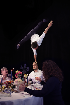 När Cirkus Cirkör och UKK bjuder in till julfest kan vad som helst hända! En handplockad internationell ensemble står för underhållningen när publiken har satt sig till bords. Foto: Cirkus Cirkör