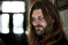 Mångsysslaren Orvar Säfström har producerat flera stora publiksuccéer med film- och spelmusik. I mars 2026 tar han och sångerskan Sabine Zweiacker konserten WE CAN BE HEROES med Gävle Symfoniorkester till UKK i Uppsala. Foto: Bengt Alm