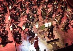 Den hyllade sopranen Sabina Zweiacker har gjort flera stora film- och spelmusikkonserter tillsammans med Orvar Säfström och ledande svenska orkestrar. Här framträder hon Berwaldhallen. Foto: Bo Söderström