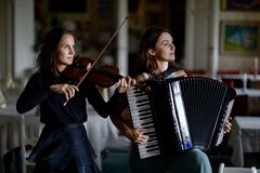 Grammisvinnande och genreöverskridande duon LISAS med Lisa Rydberg och Lisa Långbacka gästar Oktoberstämman på UKK, lördag 1 november. Foto: Peter Holgersson