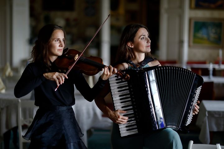 Grammisvinnande och genreöverskridande duon LISAS med Lisa Rydberg och Lisa Långbacka gästar Oktoberstämman på UKK, lördag 1 november. Foto: Peter Holgersson