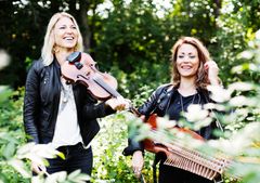 Erika Lindgren Liljenstolpe, fiol, och Cecilia Österholm, nyckelharpa, spelar på Oktoberstämman, lördag 1 november. Foto: Märta Thisner