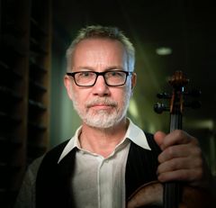 Fiolspelmannen Ola Bäckström spelar och ger en workshop på Oktoberstämman 2025 tillsammans med Per Gudmundson. Foto: Peter Lloyd