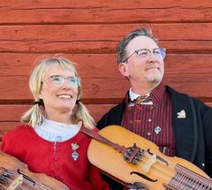 Årets gästspelman på Oktoberstämman är Anders Mattsson, Rikspelman på nyckelharpa från Uppland. Han spelar på stämman tillsammans med Annika Ekstav. Foto: Pressbild