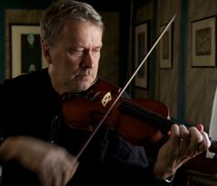 Folkmusikveteranen Per Gudmundson, känd bland annat från världsberömda Frifot, spelar på Oktoberstämman 2025 tillsammans med Ola Bäckström. Foto: Pressbild